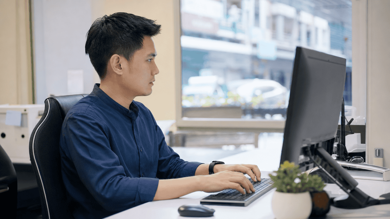 Answer Engine Optimization คืออะไร? ทำ SEO ให้ AI แนะนำเว็บ 2026 4 ทีมงานวิเคราะห์ข้อมูลเพื่อทำยังไงให้ ai แนะนำเว็บเรา