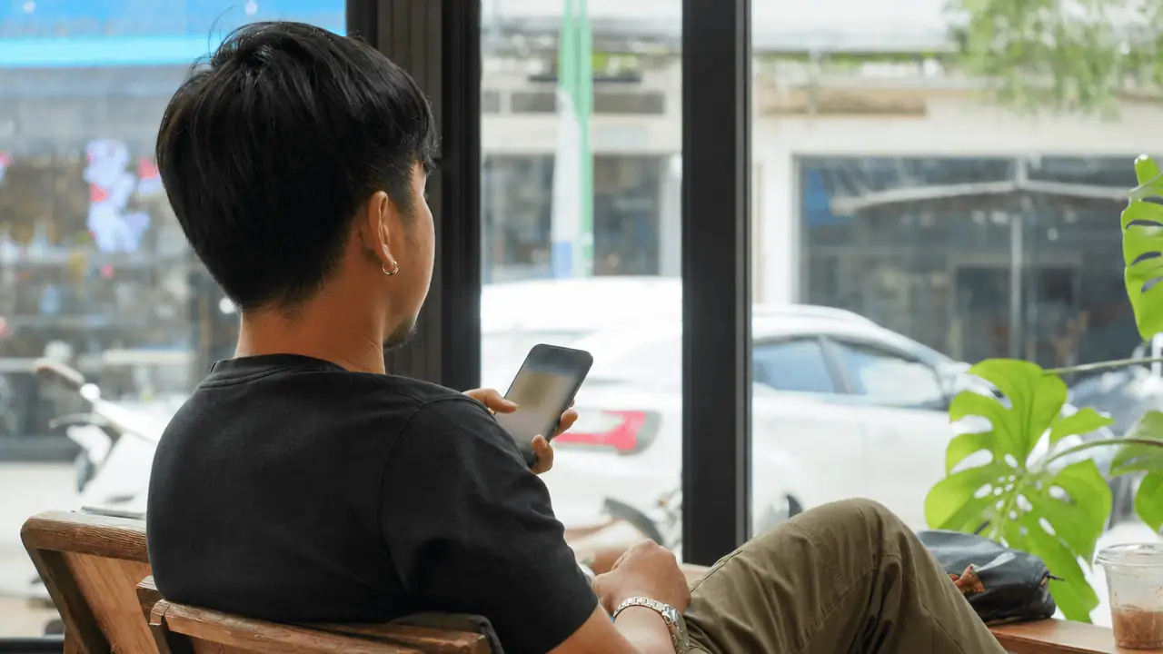 รับทำ Facebook Ads หาดใหญ่ 2026 เจาะพื้นที่ ได้ลูกค้าจริง 4 ลูกค้าในร้านกาแฟหาดใหญ่ถือมือถือ บรรยากาศก่อนตัดสินใจเลือกร้าน | รับทำ facebook ads หาดใหญ่