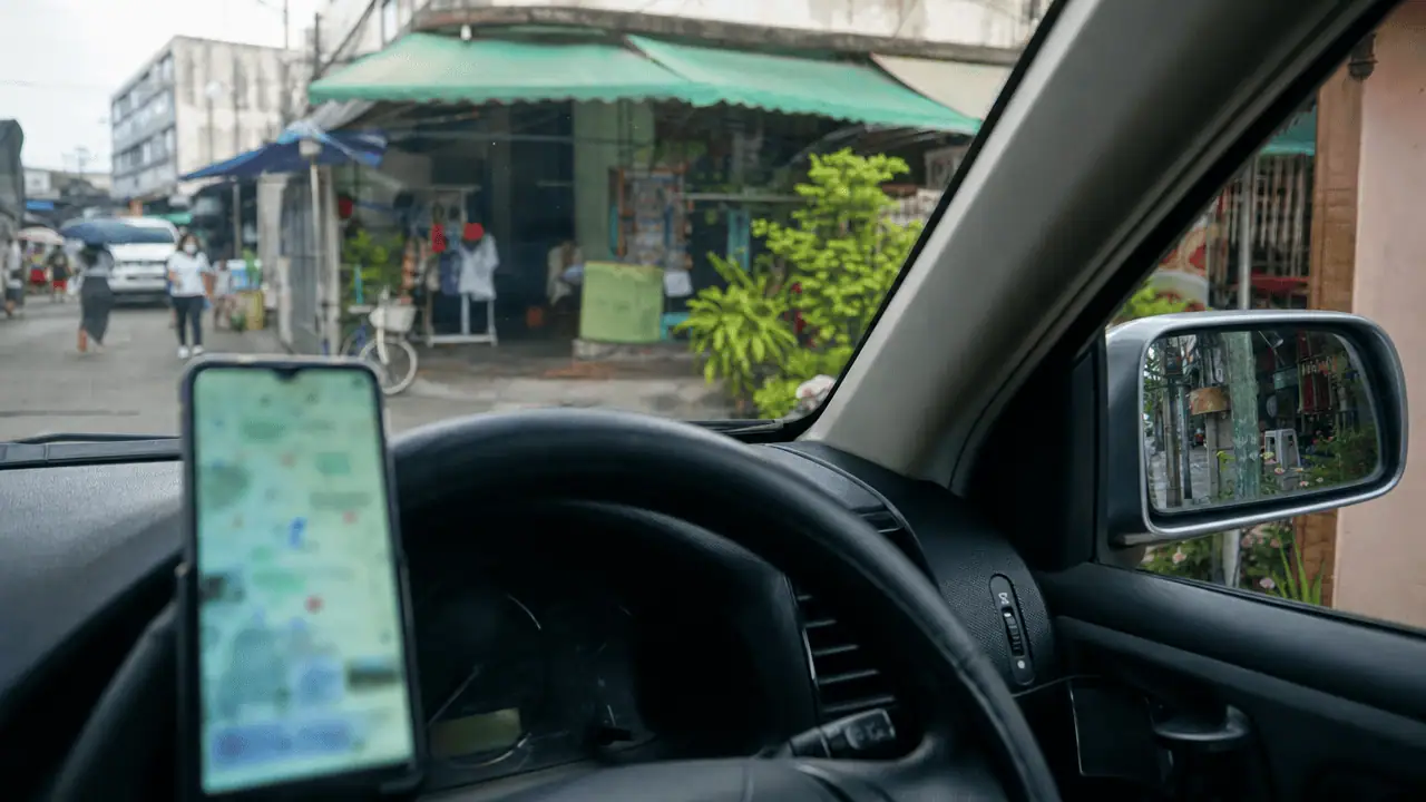 Google My Business ปักหมุด ยังไงให้ร้านอยู่ถูกจุด 2026 4 ลูกค้าใช้มือถือหาทางเข้าร้านหลังแก้พิกัดร้าน google maps ให้ถูกตำแหน่ง